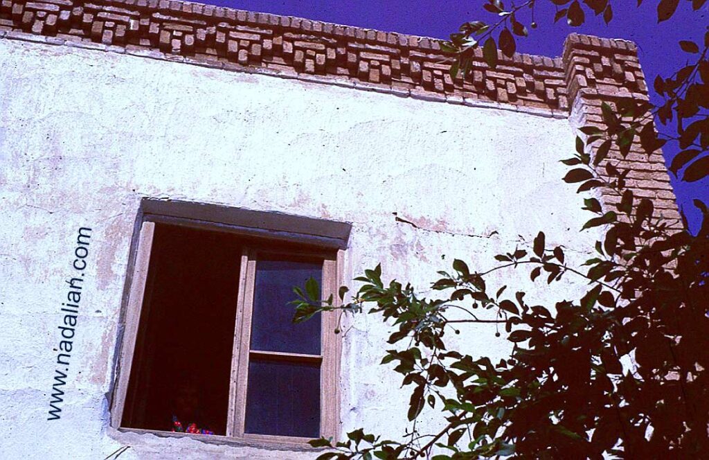 خانه مادربزرگ من مکان دقیق تولد من بوده است.
