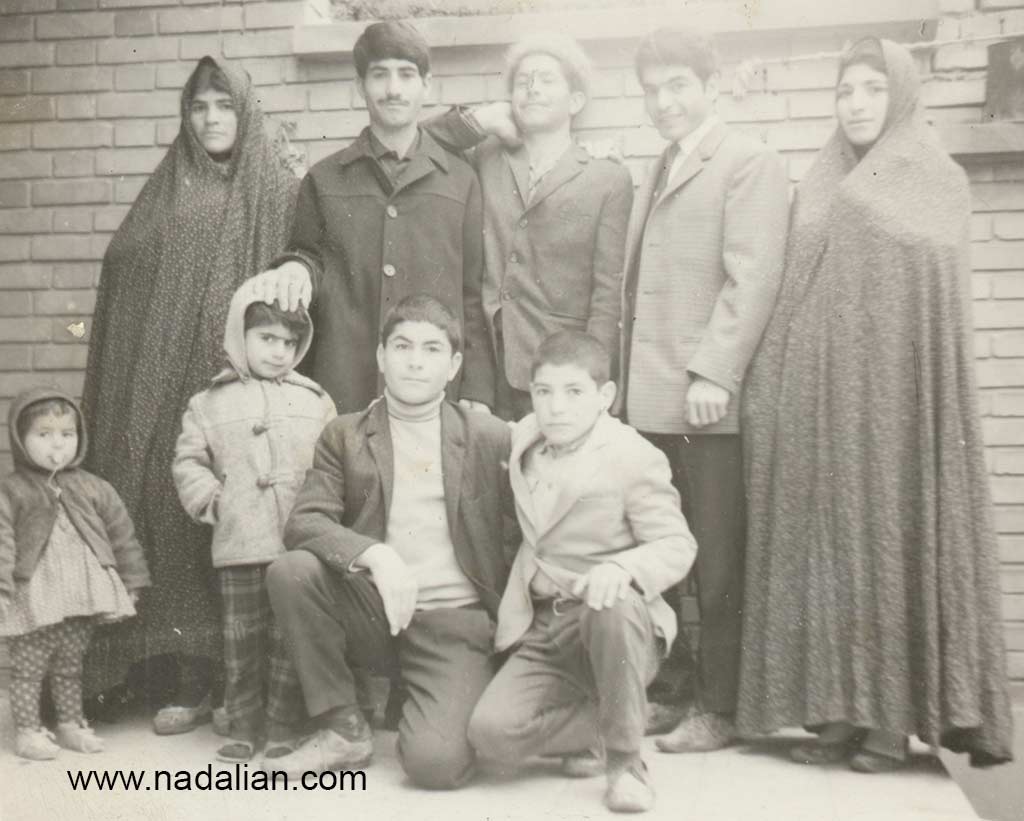 در سمت چپ من مادرم، و خواهرم هستیم. در وسط عمو ها و در سمت راست زن عمو حسن