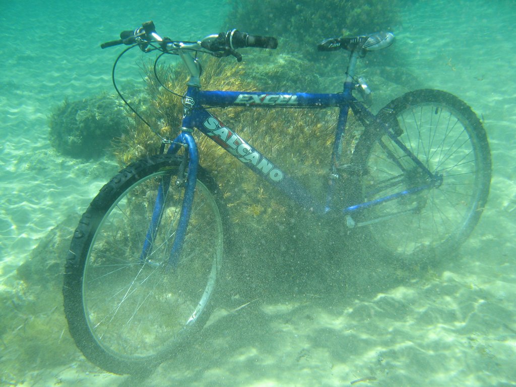 With my bike I venture underwater and install my fish