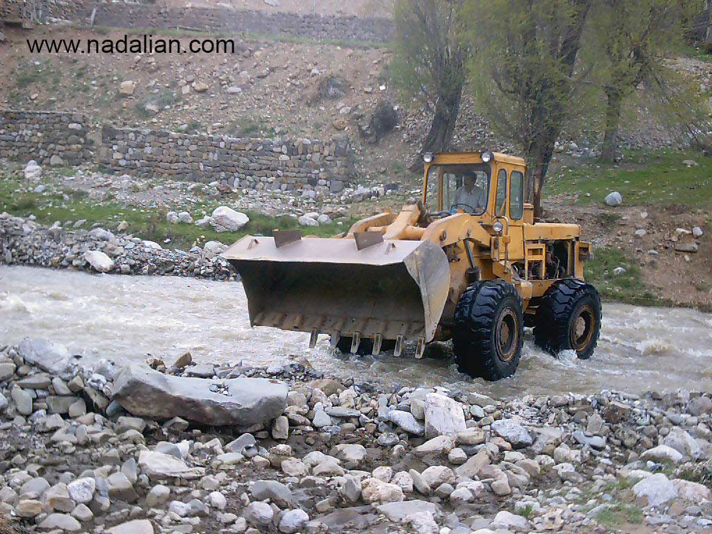 لودر در رودخانه، در حال تخریب طبیعت و آثار هنری احمد نادعلیان 