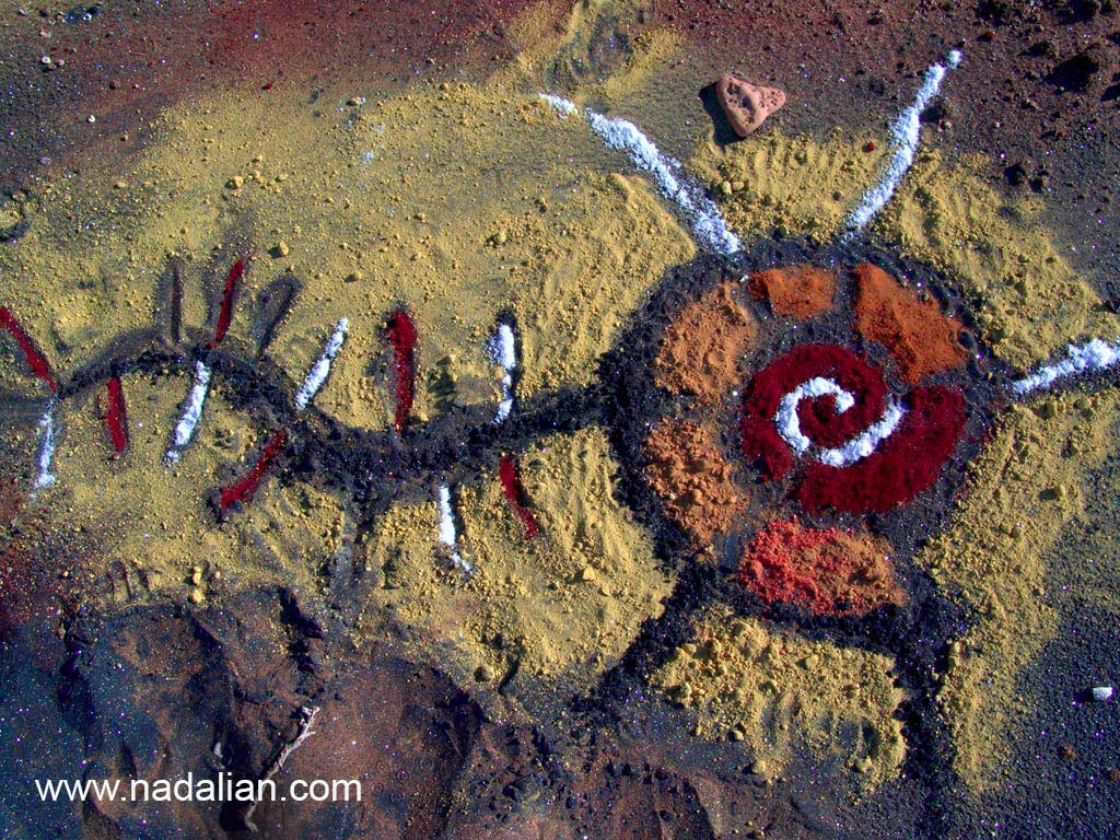 نقاشی با خاک ها و شن های رنگی جزیره هرمز در محیط طبیعی، جشنواره خلیج فارس سال 1385 مدیر کارگاه احمد نادعلیان 