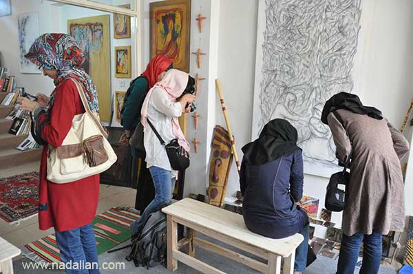دانشجویان هنر در مرکز هنر پردیس در تهران
