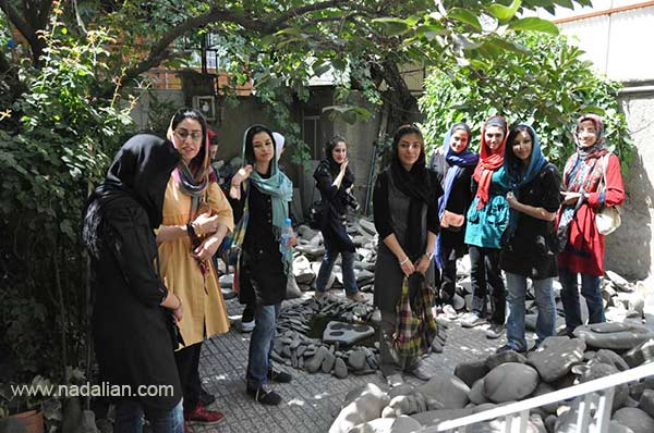 دانشجویان هنر در حیاط مرکز هنر پردیس در تهران