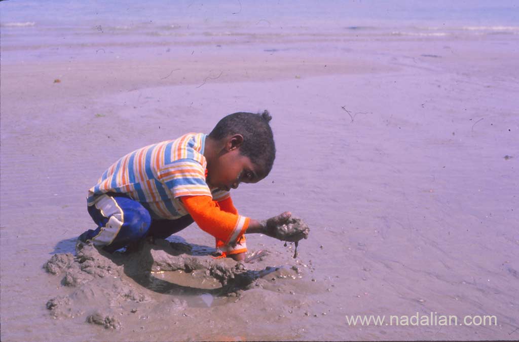 بازی یک کودک در ساحل قشم، سال 1365