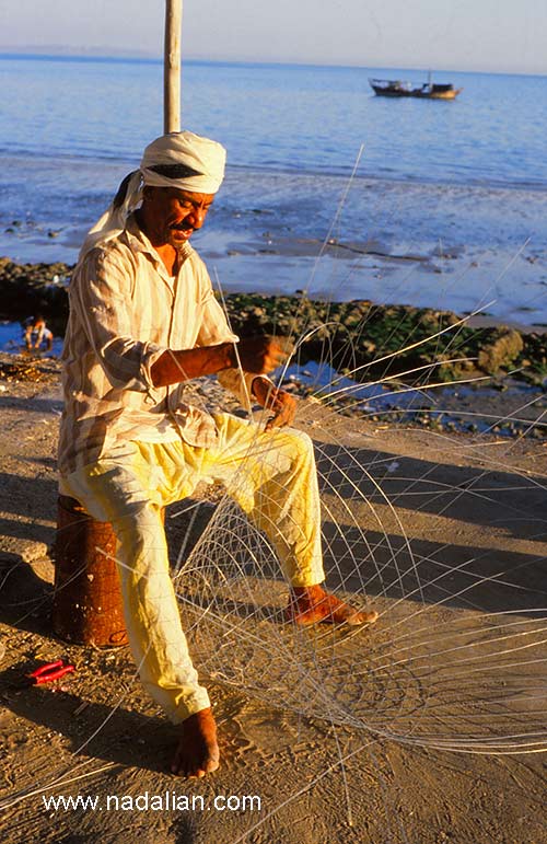 صیاد در حال ساخت تور ماهیگیری فلزی، جزیره قشم سال 1366