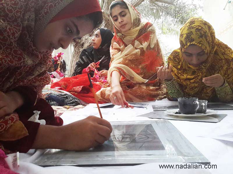 اولین دوره آموزش پارچه نقاشی پشت شیشه به دختران روستاهای قشم در سلخ توسط احمد نادعلیان در خانه زینت دریایی