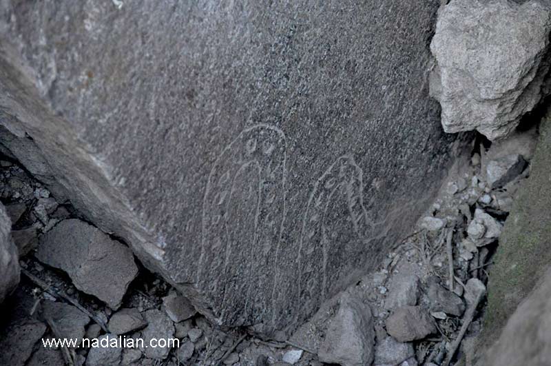 حفاری در کنار یکی از سنگ نگاره های احمد نادعلیان برای پیدا کردن گنج، مدتی پس از عکس اول نقش مار شکسته شده بود. 