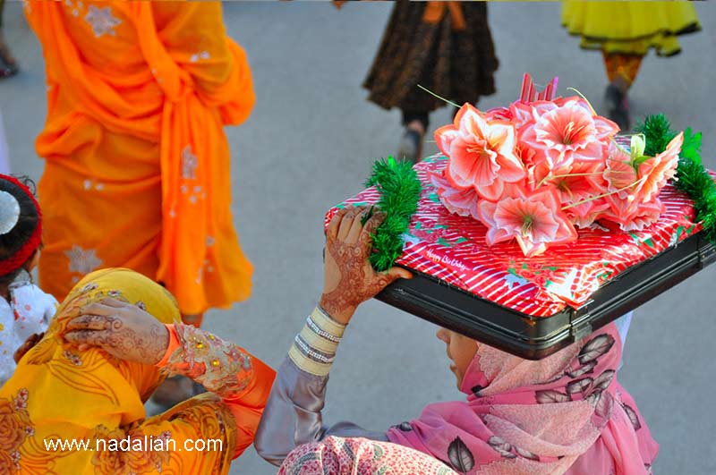 مراسم عروسی (بردن ساخت) در (سلخ) یکی از روستاهای جزیره قشم. لباس های زنان جزیره دارای رنگ های متنوعی است.