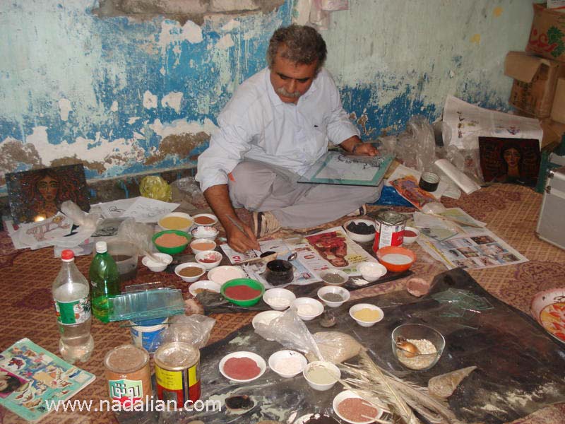 احمد نادعلیان در خانه کنیز در حال نقاشی یک الگو