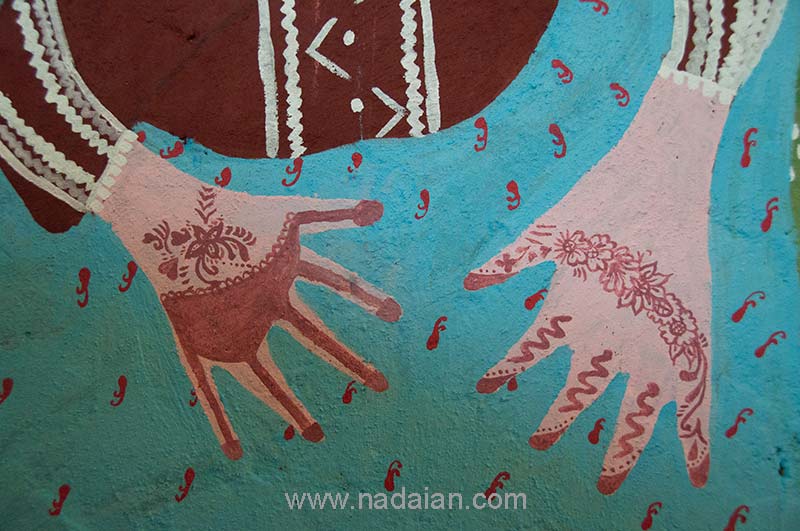 بخشی از نقاشی دیواری خانه کنیز ، در این قسمت نقش حنا سنتی را بر روی دست نقاشی کرده است.