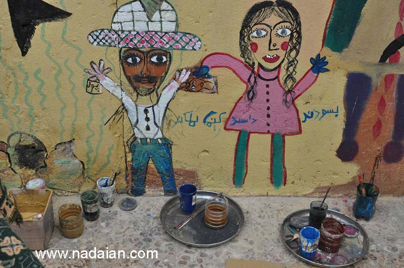 نقاشی کنیز با کمک دخترش صغری در داخل حیاط خانه اش در جزیره هرمز، او باید به نادعلیان نقاشی بدهد تا پول بگیرد.