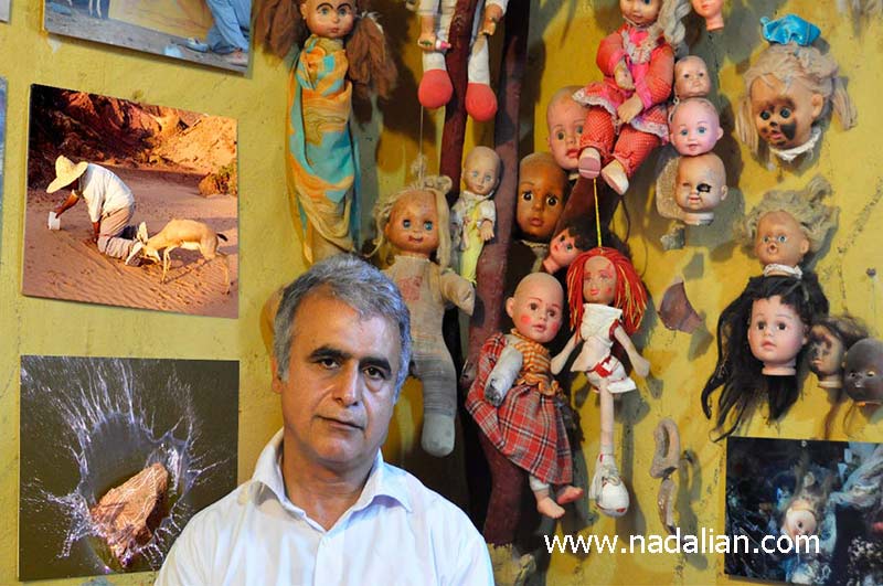 احمد نادعلیان و تعدادی از عروسک های کهنه در موزه اش، جزیره هرمز