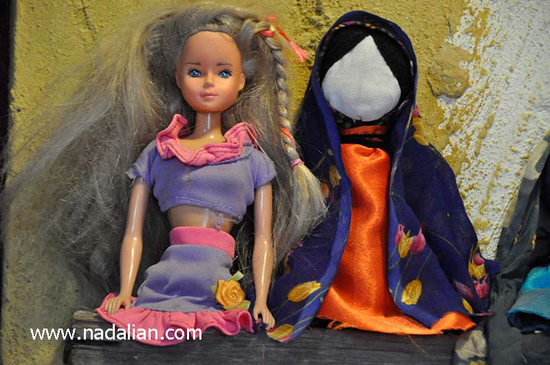 عروسک های بومی (دختلوک) و باربی در موزه دکتر نادعلیان در کنار هم