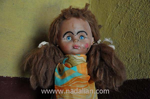 عروسک کهنه در اتاق احمد نادعلیان در موزه اش، جزیره هرمز