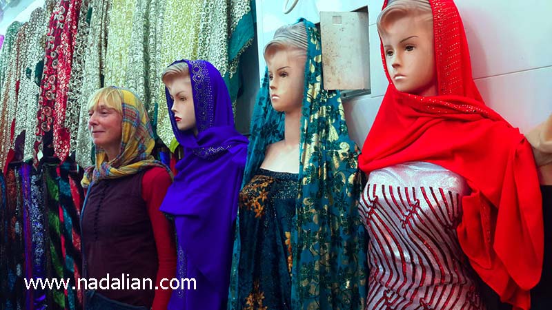 مانکن ها با لباس بندری در بازار سنی بندر عباس و هنرمندی از هلند