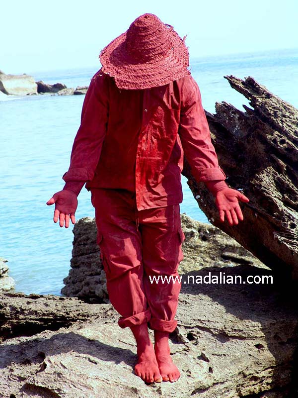 وجود سرخ: هنر اجرای احمد نادعلیان با خاک سرخ جزیره هرمز