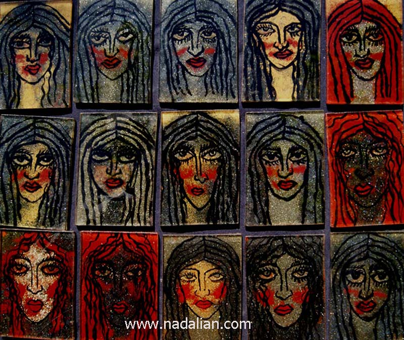نقاشی چهره زنان با شن ها و خاک های رنگی جزیره هرمز