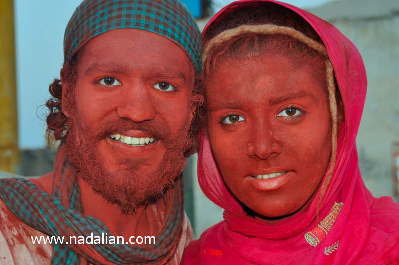 گردشگران با چهره های رنگ آمیزی شده با خاک سرخ در داخل شهر جزیره هرمز