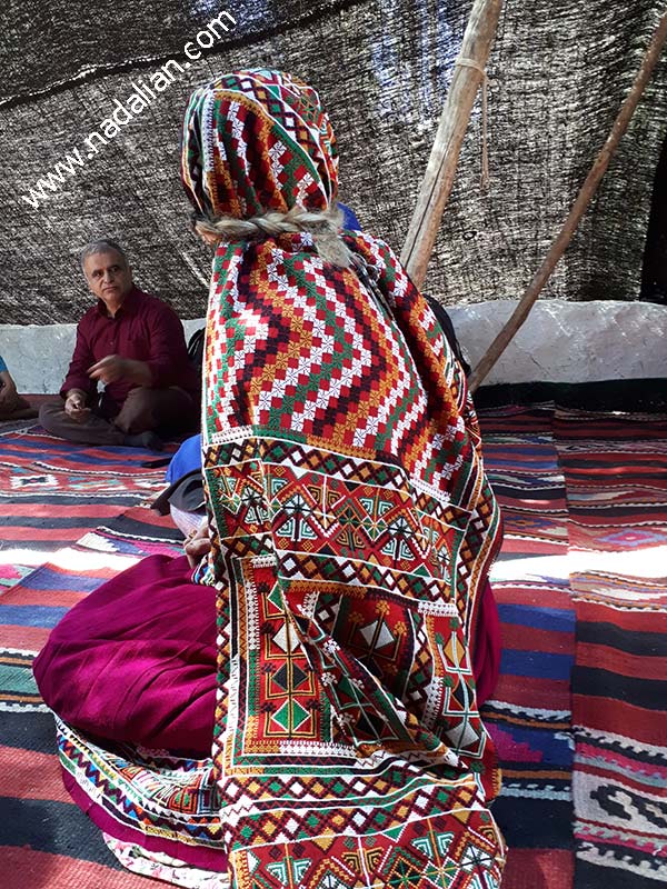 زن سنگسری با پوشش سنتی: مکنه نوعی پارچه ابریشمی بلند سوزن دوزی شده است.