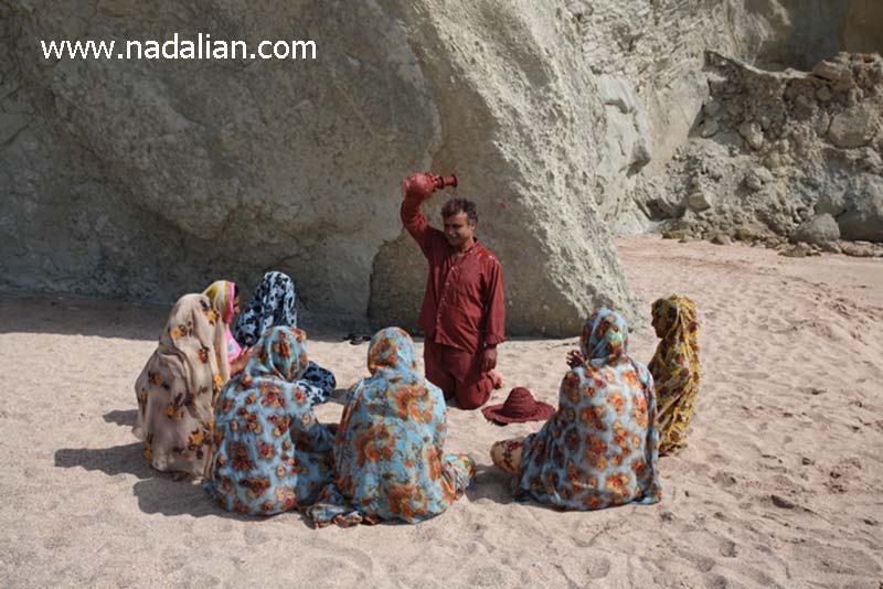 وجود سرخ: هنر اجرای احمد نادعلیان با خاک سرخ جزیره هرمز