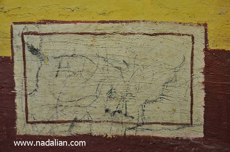 خط خطی های کودکان بر روی دیوار در سمت شرقی سالن اصلی هنرمندسرای مرکز هنر پردیس، جزیره هرمز، بهمن سال 1388