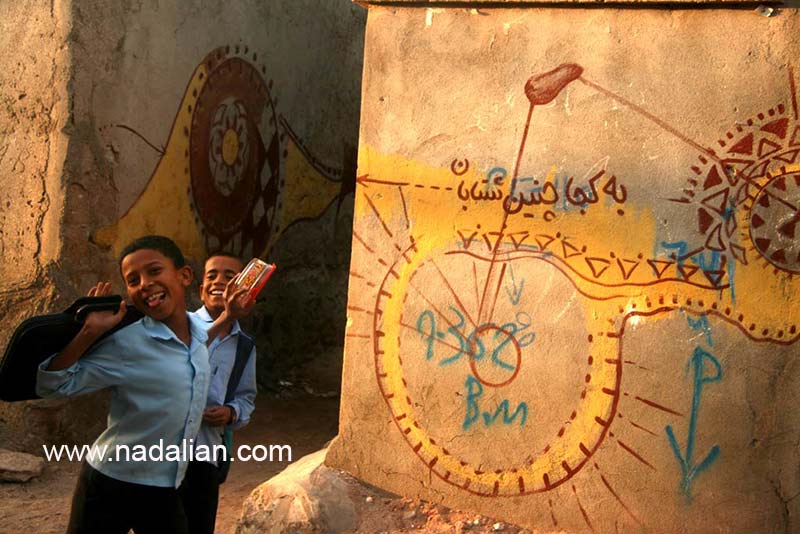 دیوار نویسی و نقاشی دیواری در کوچه های مسیر هنرمند سرا و موزه فعلی دکتر نادعلیان در جزیره هرمز