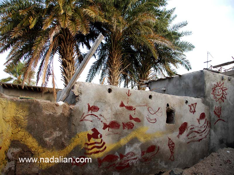 نقاشی دیواری در کوچه های مسیر هنرمند سرا و موزه فعلی دکتر نادعلیان در جزیره هرمز