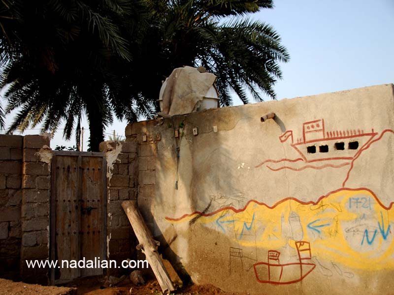 نقاشی دیواری در کوچه های مسیر هنرمند سرا و موزه فعلی دکتر نادعلیان در جزیره هرمز