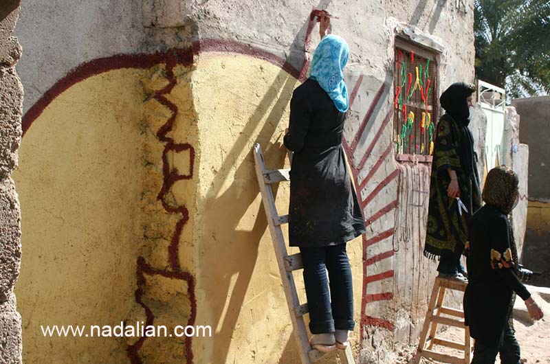 دانشجویان هنر در حال نقاشی دیواری کوچه های مقابل هنرمند سرا و موزه فعلی دکتر نادعلیان در جزیره هرمز