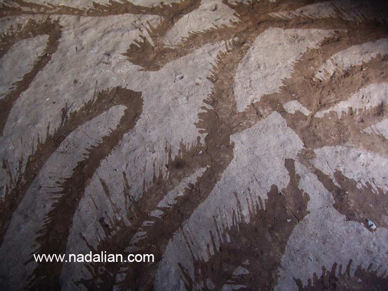 آب پاشی در گوت (چادر خیلی بزرگ سیاه رنگ بافته شده از موی بز)